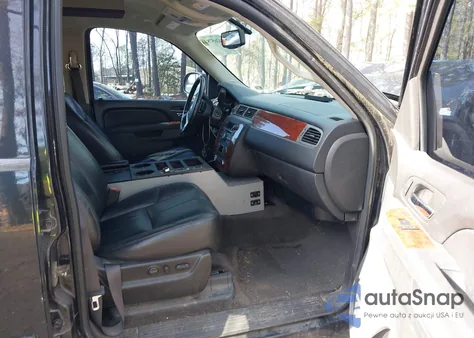 2011 Chevrolet Suburban z USA, uszkodzony, nr VIN 1GNSKJE30BR374934